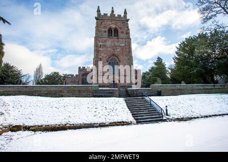 Die schneebedeckte St. Bertoline's Parish Church befindet sich im Winter im Dorf Barthomley, Cheshire, England Stockfoto