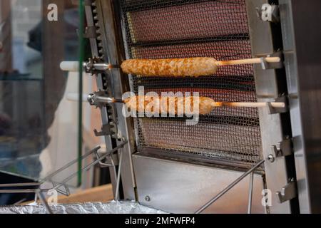 Zubereitung von frischem, saftigem lula Kebab auf Holzkohlegrill Stockfoto