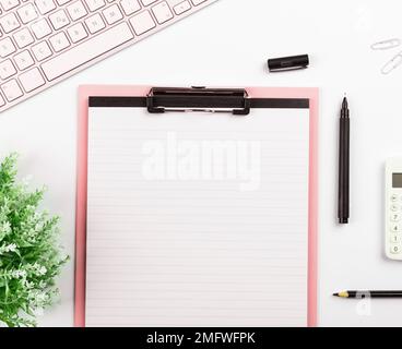 Foto Mit Stiften Bleistifte Linealrechner. Notizbuch und farbige Papieraufkleber liegen auf dem weißen Schreibtisch. Verschiedene Büroartikel Aus Der Multiple Collection Stockfoto