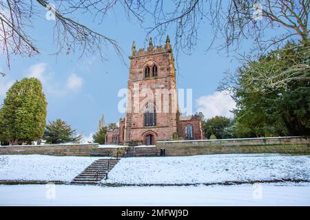 Die schneebedeckte St. Bertoline's Parish Church befindet sich im Winter im Dorf Barthomley, Cheshire, England Stockfoto