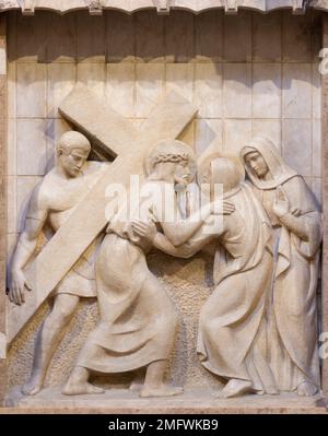VALENCIA, SPANIEN - 17. FEBRUAR 2022: Das Marmorrelief Jesus trifft seine Mutter Maria ab 20 in der Kirche Basilica de San Vicente Ferrer. Cent. Stockfoto