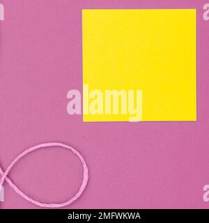 Wichtiger Hinweis auf einem Blatt Papier. Foto Von Verschiedenen Büromaterialien, Stickern, Notizbüchern, Stiften, Bleistiften, Rullers, Marckers, Hefter Stockfoto