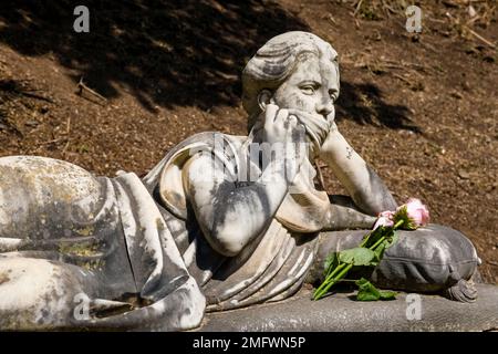 Kunstvolles Grab im historischen Teil des Friedhofs Cimitero Monumentale di Messina. Stockfoto