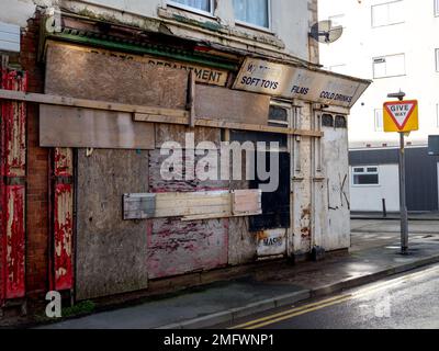 Blackpool Lancashire UK, Januar 2023, verlassene Geschäftsräume, verkleidete kaputte Fenster Stockfoto