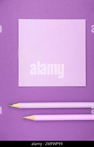 Wichtiger Hinweis auf einem Blatt Papier. Foto Von Verschiedenen Büromaterialien, Stickern, Notizbüchern, Stiften, Bleistiften, Rullers, Marckers, Hefter Stockfoto