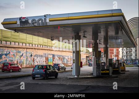 Turin, Italien. 25. Januar 2023 Eine ENI-Tankstelle wird während eines Streiks von Betreibern der Tankstelle geschlossen gesehen. Treibstoffpumpen im ganzen Land werden am Dienstag, den 24. Januar Abend geschlossen, da Betreiber gegen staatliche Maßnahmen protestieren. Kredit: Nicolò Campo/Alamy Live News Stockfoto