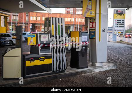 Turin, Italien. 25. Januar 2023 Benzinpumpen werden an einer ENI-Tankstelle gesehen, die wegen eines Streiks von Betreibern der Tankstelle geschlossen ist. Treibstoffpumpen im ganzen Land werden am Dienstag, den 24. Januar Abend geschlossen, da Betreiber gegen staatliche Maßnahmen protestieren. Kredit: Nicolò Campo/Alamy Live News Stockfoto