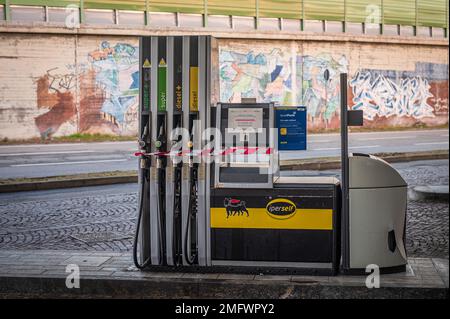 Turin, Italien. 25. Januar 2023 Benzinpumpen werden an einer ENI-Tankstelle gesehen, die wegen eines Streiks von Betreibern der Tankstelle geschlossen ist. Treibstoffpumpen im ganzen Land werden am Dienstag, den 24. Januar Abend geschlossen, da Betreiber gegen staatliche Maßnahmen protestieren. Kredit: Nicolò Campo/Alamy Live News Stockfoto