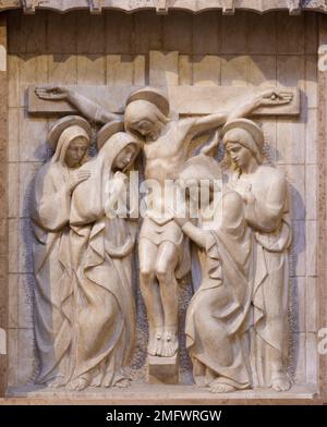 VALENCIA, SPANIEN - 17. FEBRUAR 2022: Das Marmorrelief der Kreuzigung in der Kirche Basilica de San Vicente Ferrer ab 20. Cent. Stockfoto