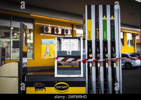 Turin, Italien. 25. Januar 2023 Benzinpumpen werden an einer ENI-Tankstelle gesehen, die wegen eines Streiks von Betreibern der Tankstelle geschlossen ist. Treibstoffpumpen im ganzen Land werden am Dienstag, den 24. Januar Abend geschlossen, da Betreiber gegen staatliche Maßnahmen protestieren. Kredit: Nicolò Campo/Alamy Live News Stockfoto