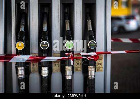 Turin, Italien. 25. Januar 2023 Benzinpumpen werden an einer ENI-Tankstelle gesehen, die wegen eines Streiks von Betreibern der Tankstelle geschlossen ist. Treibstoffpumpen im ganzen Land werden am Dienstag, den 24. Januar Abend geschlossen, da Betreiber gegen staatliche Maßnahmen protestieren. Kredit: Nicolò Campo/Alamy Live News Stockfoto