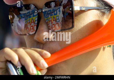 Valencia, Carabobo, Venezuela. 25. Januar 2023. 25. Januar 2023. Ein Banner und eine Gruppe von Demonstranten spiegeln sich in den Gläsern einer Krankenschwester wider, die am Protest der Krankenpflegeprofis teilnimmt, bessere Gehälter und Vorräte in Gesundheitszentren fordert, die sie auf die Straße brachten, vom Enrique Tejera Zentralkrankenhaus zum Zentrum der Stadt Valencia, Carabobo-Staat. Foto: Juan Carlos Hernandez (Kreditbild: © Juan Carlos Hernandez/ZUMA Press Wire) NUR REDAKTIONELLE VERWENDUNG! Nicht für den kommerziellen GEBRAUCH! Stockfoto