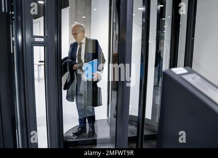 DEN HAAG - Piet Adema, Minister für Landwirtschaft, Natur und Lebensmittelqualität, nach der Debatte im Ausschuss, in der die europäischen Düngemittelverordnungen im Mittelpunkt stehen. Ende letzter Woche kündigte Adema an, dass Maßnahmen zur Bekämpfung der Verschmutzung von Dung in Gräben und Kanälen ab dem 1. März in Kraft treten müssen. ANP BART MAAT niederlande out - belgien out Stockfoto