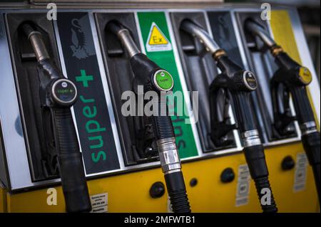 Turin, Italien. 25. Januar 2023 Benzinpumpen werden an einer ENI-Tankstelle während eines Streiks von Betreibern von Tankstellen gesehen. Treibstoffpumpen im ganzen Land werden am Dienstag, den 24. Januar Abend geschlossen, da Betreiber gegen staatliche Maßnahmen protestieren. Kredit: Nicolò Campo/Alamy Live News Stockfoto