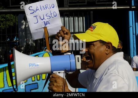 Valencia, Carabobo, Venezuela. 25. Januar 2023. 25. Januar 2023. Ein Zeichen, das auf Spanisch ''Just Salary'' in den Krankenpflegefachleuten Protest, fordern bessere Löhne und Vorräte in Gesundheitszentren, gingen sie auf die Straßen, vom Enrique Tejera Zentralkrankenhaus bis zum Zentrum der Stadt Valencia, Carabobo Staat. Foto: Juan Carlos Hernandez (Kreditbild: © Juan Carlos Hernandez/ZUMA Press Wire) NUR REDAKTIONELLE VERWENDUNG! Nicht für den kommerziellen GEBRAUCH! Stockfoto