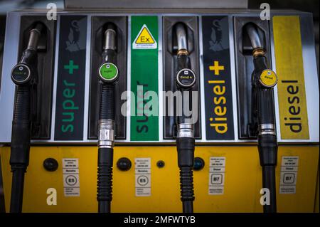 Turin, Italien. 25. Januar 2023 Benzinpumpen werden an einer ENI-Tankstelle während eines Streiks von Betreibern von Tankstellen gesehen. Treibstoffpumpen im ganzen Land werden am Dienstag, den 24. Januar Abend geschlossen, da Betreiber gegen staatliche Maßnahmen protestieren. Kredit: Nicolò Campo/Alamy Live News Stockfoto