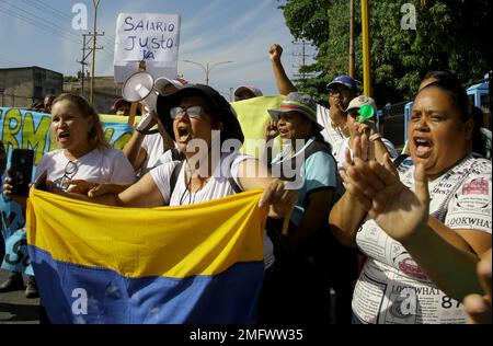 Valencia, Carabobo, Venezuela. 25. Januar 2023. 25. Januar 2023. Ein Zeichen, das auf Spanisch ''Just Salary'' in den Krankenpflegefachleuten Protest, fordern bessere Löhne und Vorräte in Gesundheitszentren, gingen sie auf die Straßen, vom Enrique Tejera Zentralkrankenhaus bis zum Zentrum der Stadt Valencia, Carabobo Staat. Foto: Juan Carlos Hernandez (Kreditbild: © Juan Carlos Hernandez/ZUMA Press Wire) NUR REDAKTIONELLE VERWENDUNG! Nicht für den kommerziellen GEBRAUCH! Stockfoto