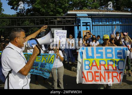 Valencia, Carabobo, Venezuela. 25. Januar 2023. 25. Januar 2023. Ein Zeichen, das auf Spanisch ''Just Salary'' in den Krankenpflegefachleuten Protest, fordern bessere Löhne und Vorräte in Gesundheitszentren, gingen sie auf die Straßen, vom Enrique Tejera Zentralkrankenhaus bis zum Zentrum der Stadt Valencia, Carabobo Staat. Foto: Juan Carlos Hernandez (Kreditbild: © Juan Carlos Hernandez/ZUMA Press Wire) NUR REDAKTIONELLE VERWENDUNG! Nicht für den kommerziellen GEBRAUCH! Stockfoto