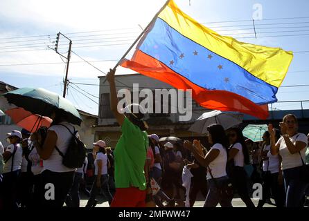 Valencia, Carabobo, Venezuela. 25. Januar 2023. 25. Januar 2023.Krankenpflegepersonal protestierte gegen die Veezuela-Schwuchtel, die bessere Gehälter und Vorräte in Gesundheitszentren verlangten, gingen sie auf die Straße, vom Enrique Tejera Zentralkrankenhaus bis zum Zentrum der Stadt Valencia, Carabobo Staat. Foto: Juan Carlos Hernandez (Kreditbild: © Juan Carlos Hernandez/ZUMA Press Wire) NUR REDAKTIONELLE VERWENDUNG! Nicht für den kommerziellen GEBRAUCH! Stockfoto
