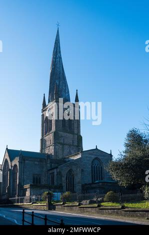 Ein Blick auf die St. Mary's Kirche in der Marktstadt Chesterfield am Rande des Derbyshire Peak District - die Kirche ist lokal bekannt als die Krukle Stockfoto