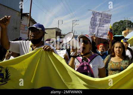 Valencia, Carabobo, Venezuela. 25. Januar 2023. 25. Januar 2023.Pflegefachleute protestierten, forderten bessere Gehälter und Vorräte in Gesundheitszentren, sie gingen auf die Straße, vom Enrique Tejera Zentralkrankenhaus zum Zentrum der Stadt Valencia, Carabobo Staat. Foto: Juan Carlos Hernandez (Kreditbild: © Juan Carlos Hernandez/ZUMA Press Wire) NUR REDAKTIONELLE VERWENDUNG! Nicht für den kommerziellen GEBRAUCH! Stockfoto
