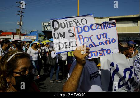 Valencia, Carabobo, Venezuela. 25. Januar 2023. 25. Januar 2023. Eine Gruppe von Lehrern begleitete die Protestpflegefachleute protestierten, verlangten bessere Gehälter und Vorräte in Gesundheitszentren, sie gingen auf die Straße, vom Enrique Tejera Zentralkrankenhaus zum Zentrum der Stadt Valencia, Carabobo Staat. Foto: Juan Carlos Hernandez (Kreditbild: © Juan Carlos Hernandez/ZUMA Press Wire) NUR REDAKTIONELLE VERWENDUNG! Nicht für den kommerziellen GEBRAUCH! Stockfoto