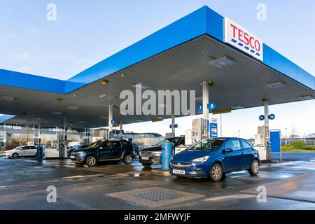 Tesco Garagenplatz mit Fahrzeugen und Zapfsäulen, Silverburn, Pollok, Glasgow, Schottland, UK Stockfoto