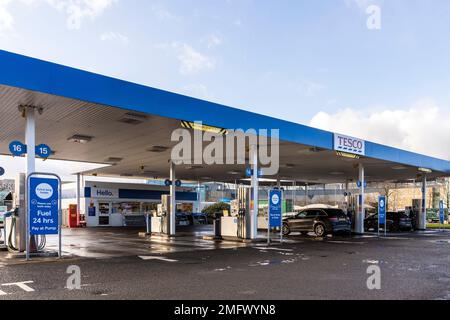 Tesco Garagenplatz mit Fahrzeugen und Zapfsäulen, Silverburn, Pollok, Glasgow, Schottland, UK Stockfoto