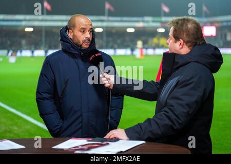 DEVENTER - (lr) AZ Alkmaar Coach Pascal Jansen, Pascal Kamperman während des niederländischen Premier-League-Spiels zwischen Schieß los. Eagles und AZ in De Adelaarshorst am 25. Januar 2023 in Deventer, Niederlande. ANP ED VAN DE POL Stockfoto