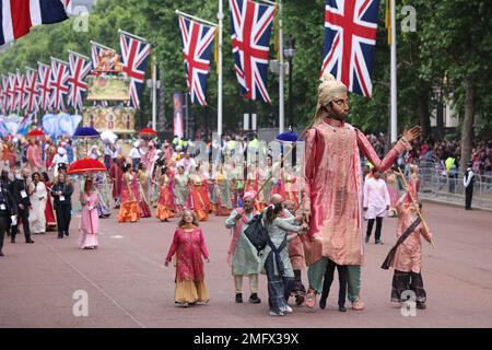 Platinum Jubliee Pageant feiert 70 Jahre im Dienst der Queen beim britischen Militär und bei Künstlern aus der Herrschaft Ihrer Majestät entlang der Mall Stockfoto