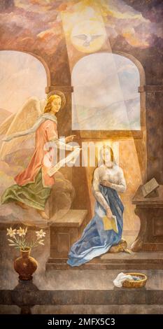 VALENCIA, SPANIEN - 14. FEBRUAR 2022: Das Gemälde der Verkündigung in der Kirche Iglesia San Francisco de Borja von Miguel Vaguer (1973). Stockfoto