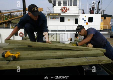 Navigationshilfen - 26-HK-63-31. Küstenwachmänner arbeiten mit Holz in der Nähe von CGC Saginaw--ATON Ops. Hurrikan Katrina Stockfoto