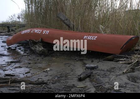 Navigationshilfen - 26-HK-63-39. Verdrängte CG ATON 233514 im Sumpfgebiet -- ATON Ops. Hurrikan Katrina Stockfoto