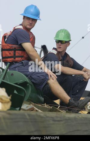 Navigationshilfen - 26-HK-63-7. Küstenwache, die sich hinsetzt--ATON Ops. Hurrikan Katrina Stockfoto