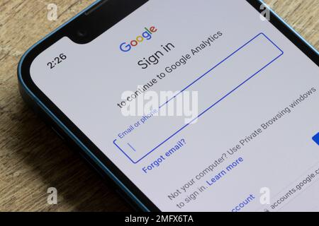 Die Google Analytics-Anmeldeseite wird auf einem iPhone angezeigt. Mit Google Analytics können Benutzer den ROI für Werbung messen und ihre Flash-, Video- und Social Networking-Funktionen ... verfolgen Stockfoto