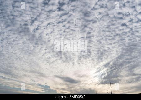 Britisches Wetter, ungewöhnliche Kumuluswolkenbildung im Nordosten Englands im Januar 2023 Stockfoto