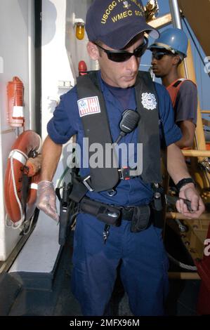 Schneider der Küstenwache – Northland (WMEC 904) – 26-HK-76-19. CGC Northland Ops-- Küstenwache stellt Holster ein--051710. Hurrikan Katrina Stockfoto