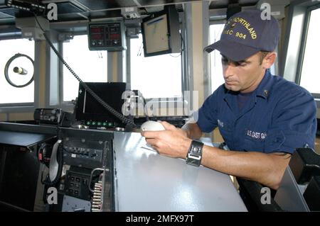 Schneider der Küstenwache – Northland (WMEC 904) – 26-HK-76-117. CGC Northland Ops--Küstenwache im Kontrollraum --051710. Hurrikan Katrina Stockfoto