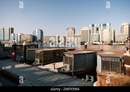 Al Seef, Uferpromenade am Ufer des Dubai Creek Stockfoto