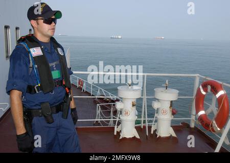 Schneider der Küstenwache – Northland (WMEC 904) – 26-HK-76-122. CGC Northland Ops - Küstenwache auf zivilem Schiff - 051710. Hurrikan Katrina Stockfoto