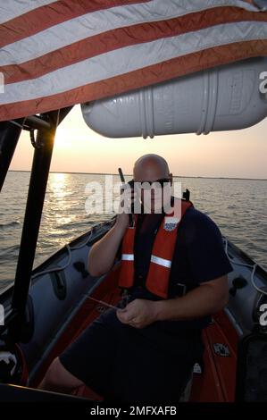 Schneider der Küstenwache – Northland (WMEC 904) – 26-HK-76-27. CGC Northland Ops - Küstenwache auf RHI-Boot - 051710. Hurrikan Katrina Stockfoto