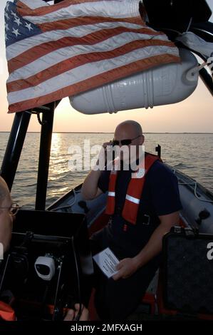 Schneider der Küstenwache – Northland (WMEC 904) – 26-HK-76-9. CGC Northland Ops -- Küstenwache auf RHI-Boot -- 051710. Hurrikan Katrina Stockfoto