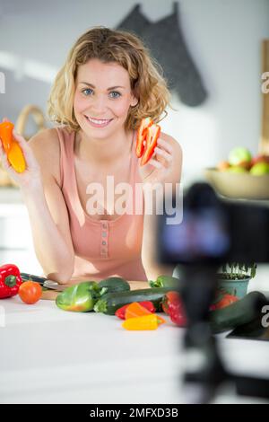Vlogger, der Videos über das Kochen im Internet in sozialen Medien macht Stockfoto