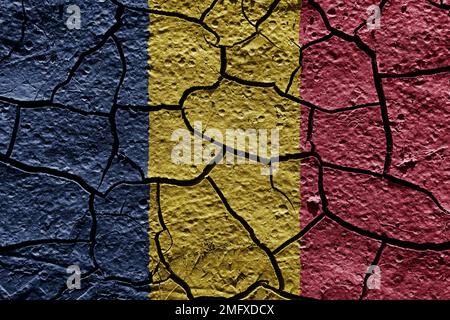 Chad-Flagge auf einer Schlammstruktur von trockenem Riss auf dem Boden Stockfoto