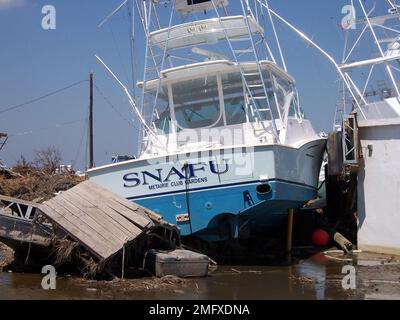 Nachwirkungen - versetzte Boote - Verschiedenes - 26-HK-28-205. WIR HABEN uns AN den Anlegestellen VERSAMMELT. Hurrikan Katrina Stockfoto