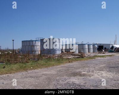 Nachwirkungen - versetzte Boote - Verschiedenes - 26-HK-28-126. Zerstörung im Lagerbereich Hurrikan Katrina Stockfoto