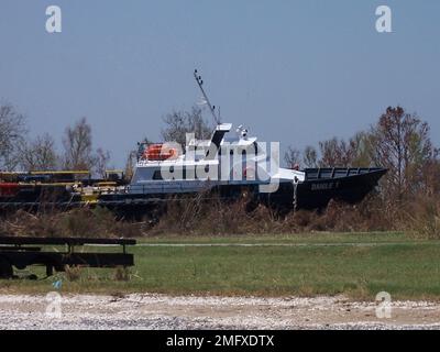 Nachwirkungen - versetzte Boote - Verschiedenes - 26-HK-28-242. Schiff unter Bäumen. Hurrikan Katrina Stockfoto