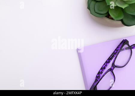 Bürobedarf Über Dem Schreibtisch Mit Tastatur Und Brille Und Kaffeetasse Für Die Arbeit Aus Der Ferne, Verschiedene Schuleinrichtungen Für Das Studium Mit Heißgetränk Und Stockfoto