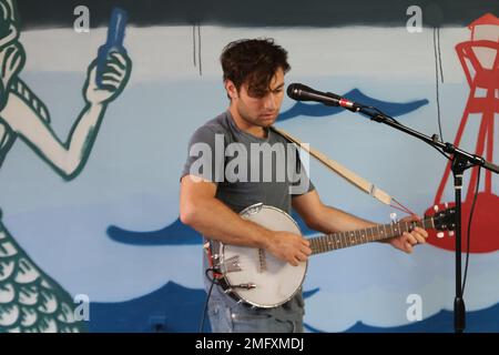 Yoke Lore - Adrian Galvin filmt eine Sitzung in Brooklyn Stockfoto