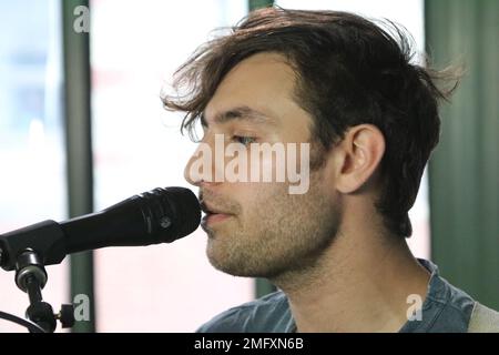 Yoke Lore - Adrian Galvin filmt eine Sitzung in Brooklyn Stockfoto